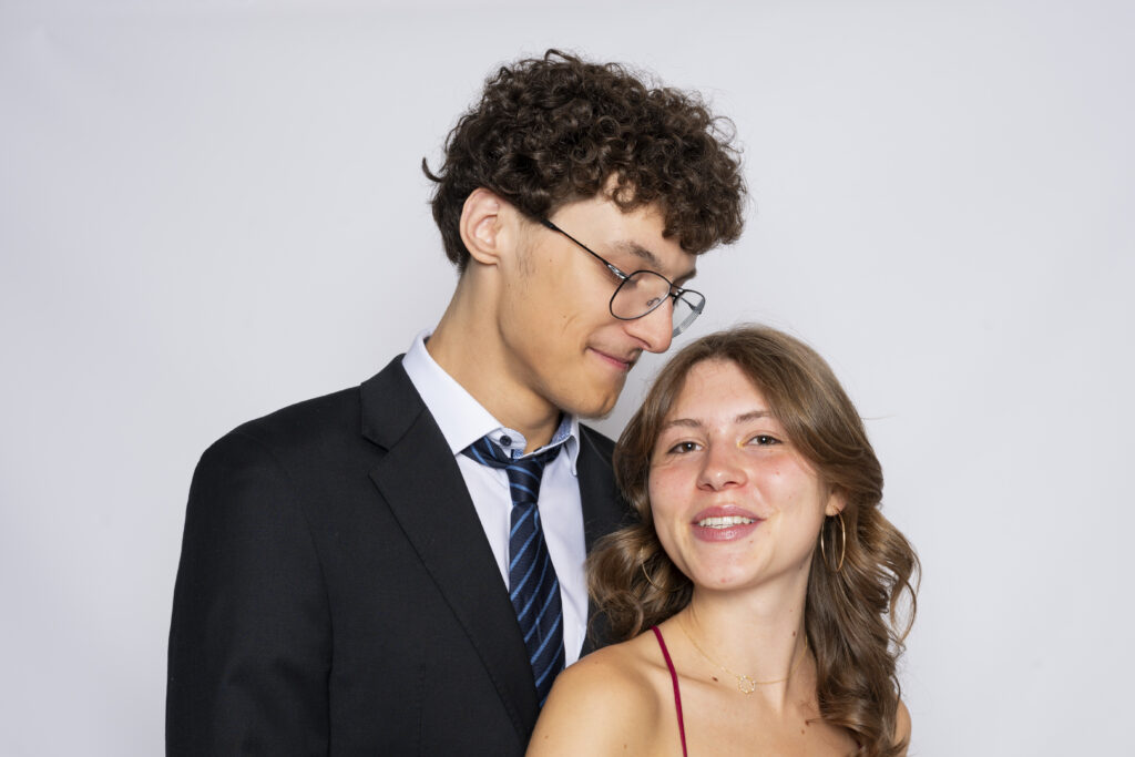 Abiballfoto, Paarfotografie, Jungemann mit Brille, Junge Frau mit braunen Haaren