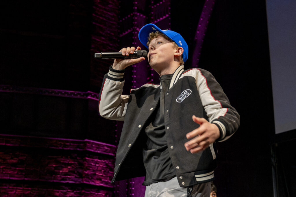 Junger Rapper beim Auftritt auf der Bühne der Abschlussshow der Eliteschule des Sports am Alten Teichweg im Theater am Großmarkt in Hamburg