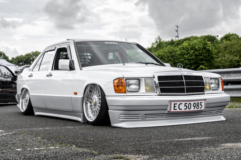 Weißer Mercedes-Benz