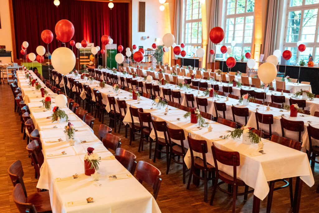 Festlich gedeckte Tafel im Festsaal beim Hamburger SportTalent 2026 in der Aula der Schule Alter Teichweg