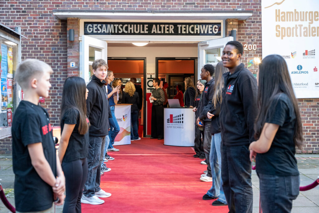 Roter Teppich am Eingang der Schule Alter Teichweg beim Hamburger SportTalent 2026 in der Aula der Schule Alter Teichweg