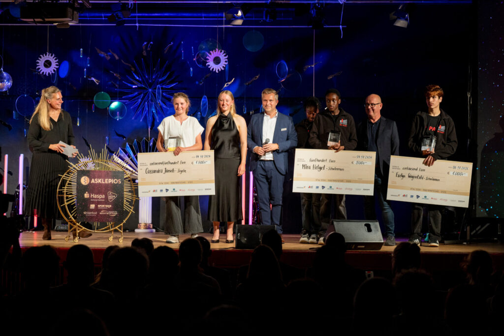 Siegerehrung Kategorie weiblich mit Cassandra Jansch, Evelyn Wegrotzki und Mira Helget beim Hamburger SportTalent 2026 in der Aula der Schule Alter Teichweg