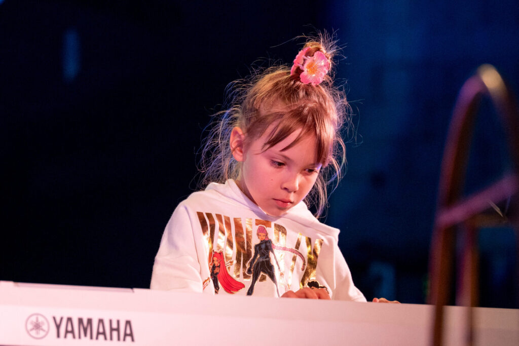 Pianistin Victoria am Keyboard im Rahmenprogramm beim Hamburger SportTalent 2026 in der Aula der Schule Alter Teichweg