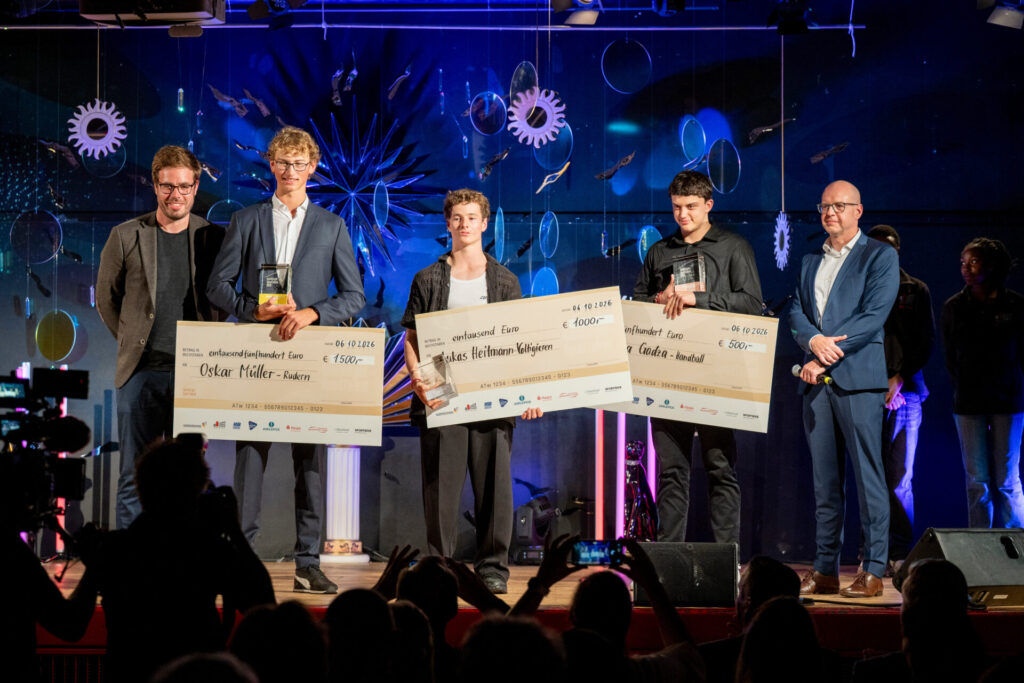 Siegerehrung Kategorie männlich mit Oskar Müller, Lukas Heitmann und Toma Gadza beim Hamburger SportTalent 2026 in der Aula der Schule Alter Teichweg