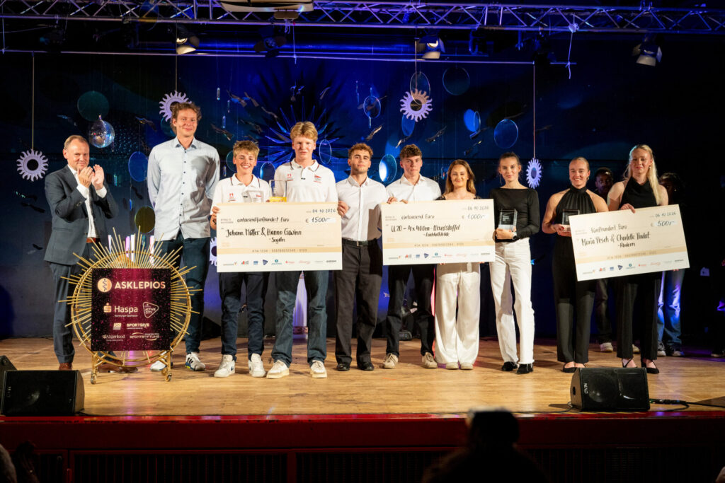 Siegerehrung Kategorie Team mit Johan Müller und Hanno Gewinn, der U20 Mixedstaffel des HSV und Pesch und Paulat beim Hamburger SportTalent 2026 in der Aula der Schule Alter Teichweg