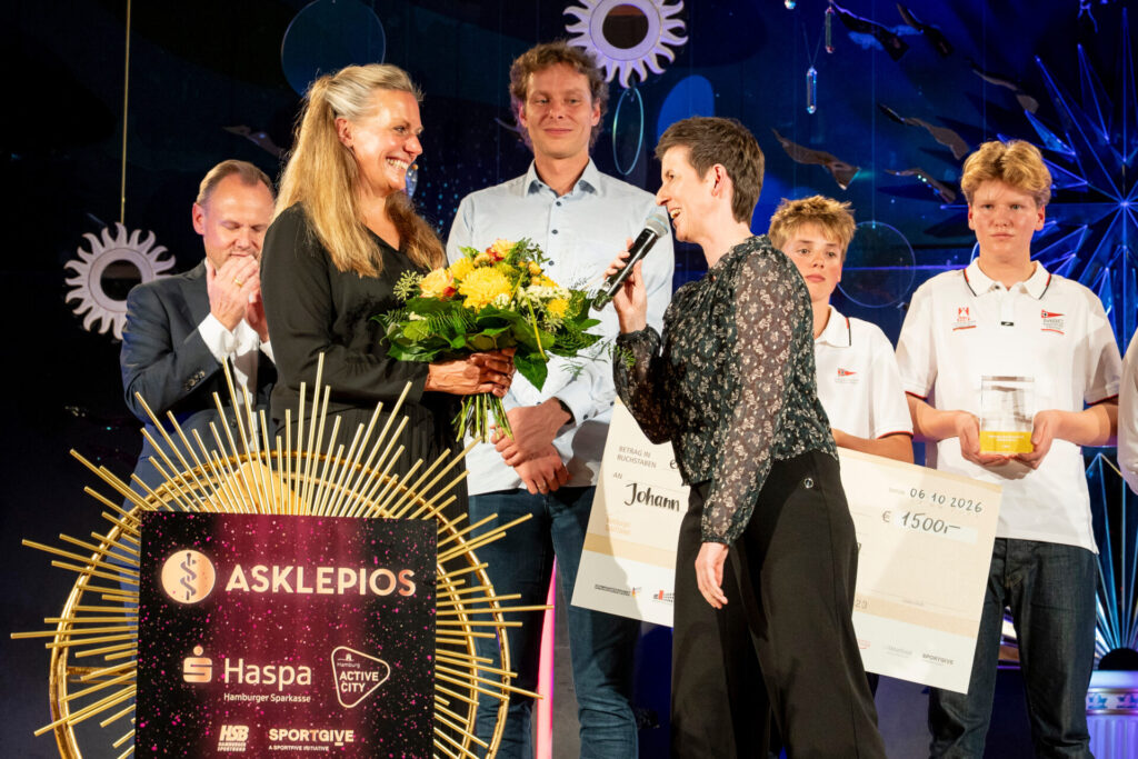 Blumen für Moderatorin Juliane Möcklinghoff beim Hamburger SportTalent 2026 in der Aula der Schule Alter Teichweg