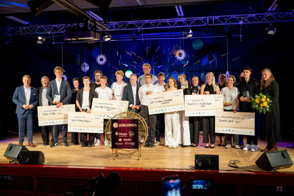Gruppenfoto aller Preisträgerinnen und Preisträger beim Hamburger SportTalent 2026 in der Aula der Schule Alter Teichweg