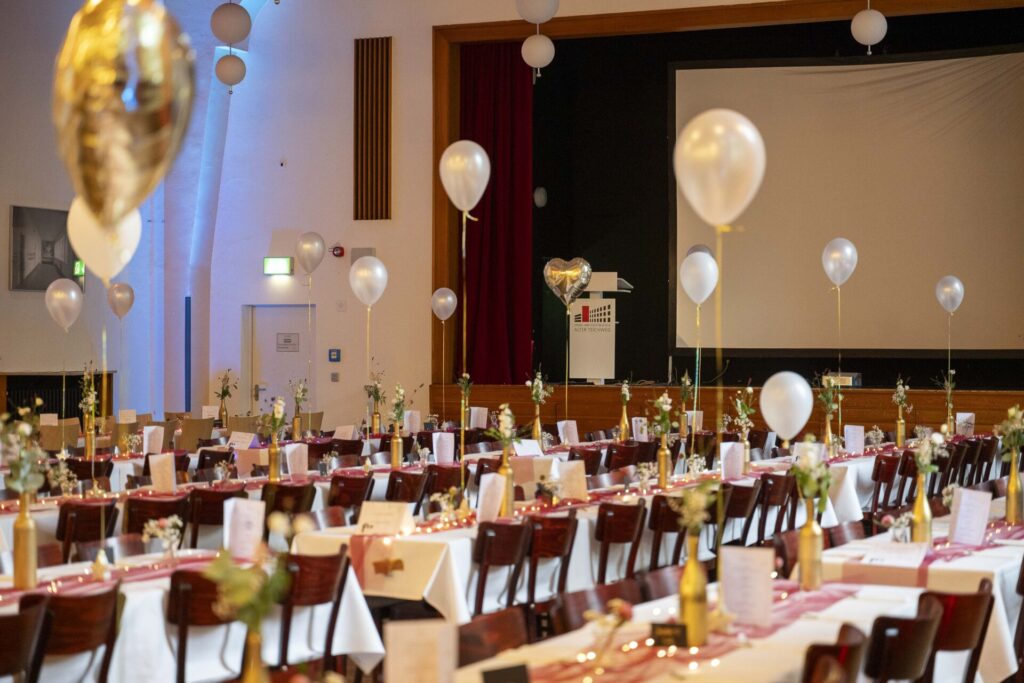 Bühne mit Rednerpult der Grund- und Stadtteilschule Alter Teichweg, dekoriert mit Ballons