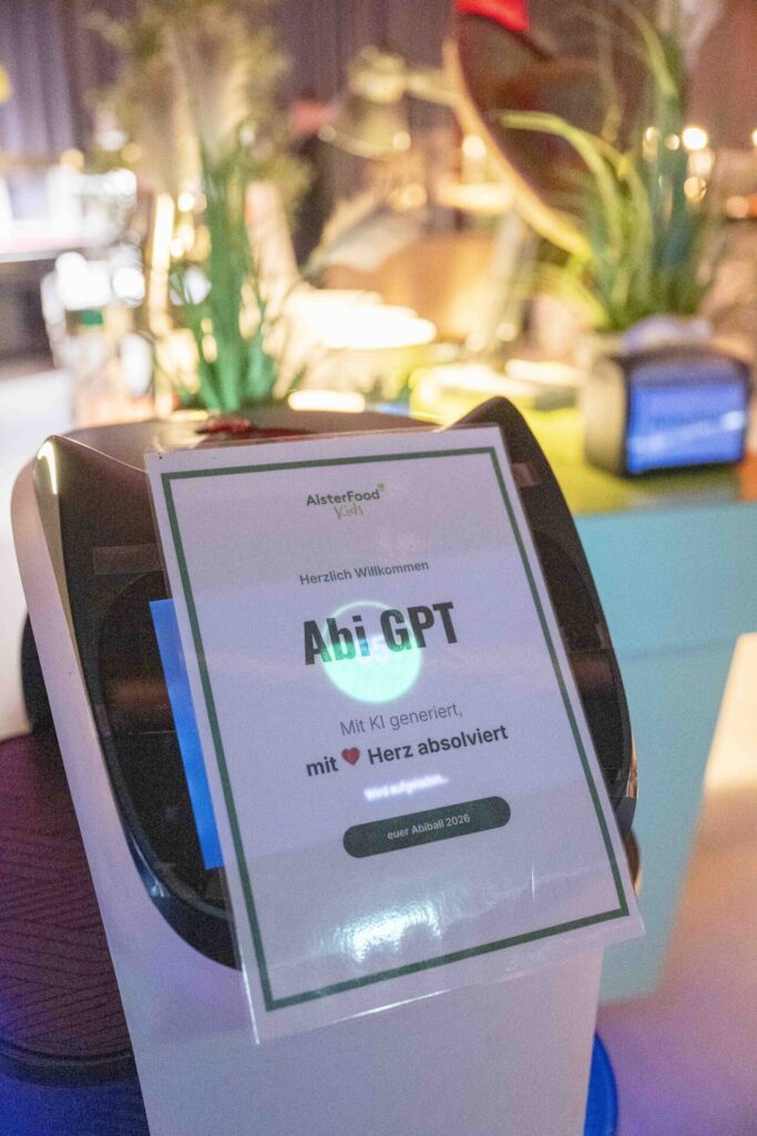 Serviceroboter mit Schild Abi GPT beim Abiball