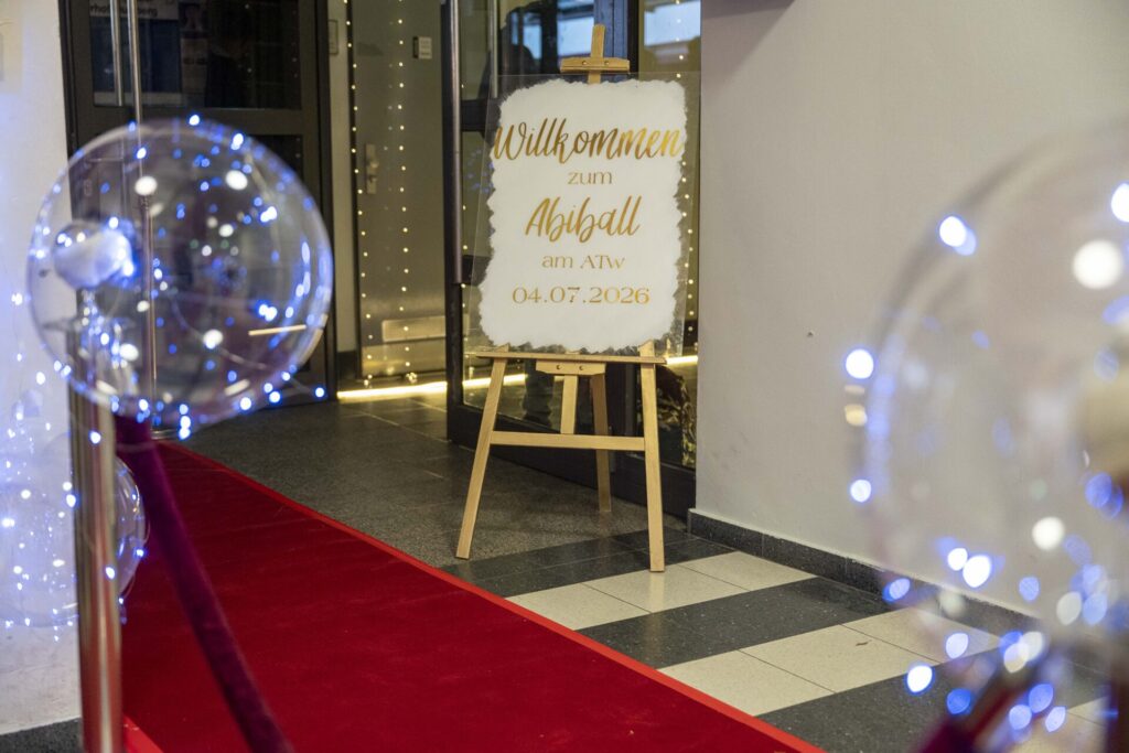 Willkommensschild zum Abiball am ATW am 4. Juli 2026 mit rotem Teppich