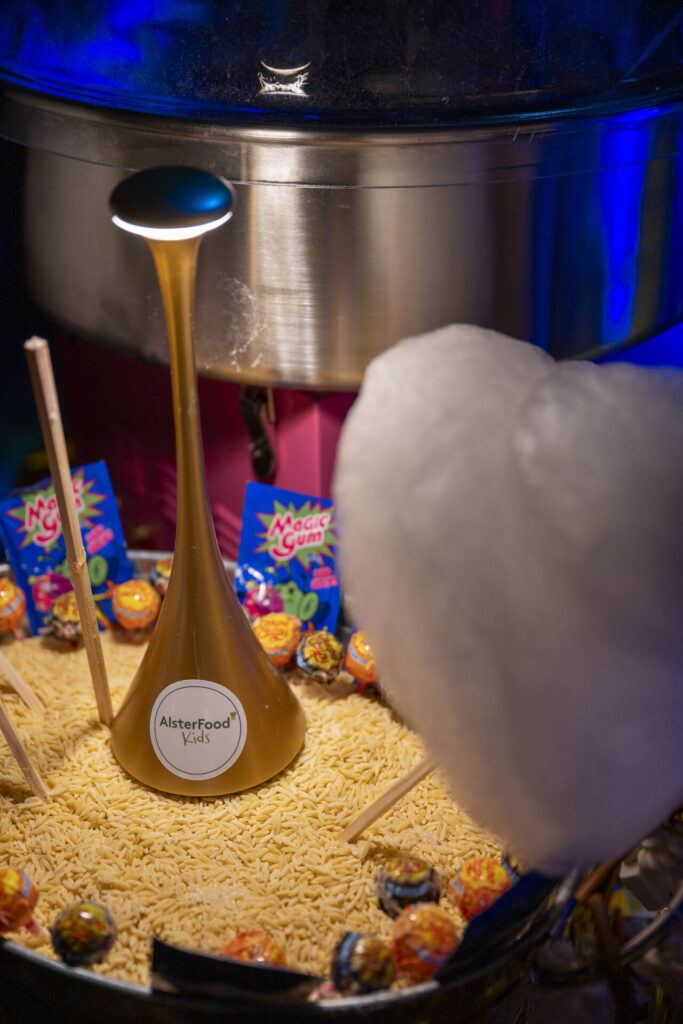 Zuckerwatte und Süßigkeiten an der Candybar des Abiballs