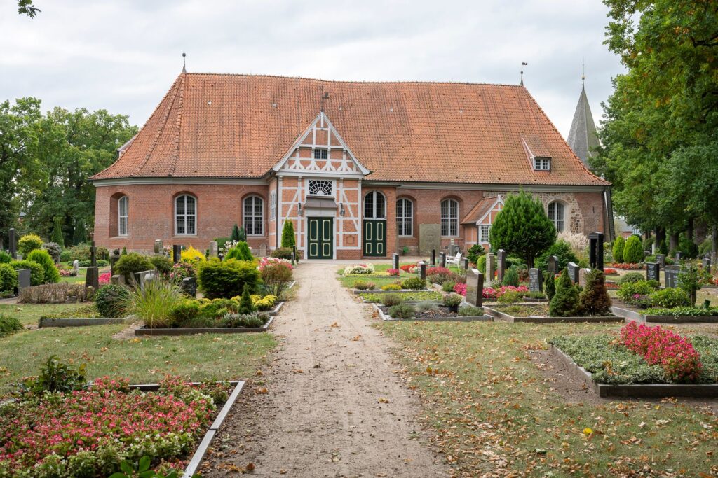 Hochzeitsfotograf Hamburg: St.-Severini-Kirche in Kirchwerder mit Glockenturm und historischem Friedhof