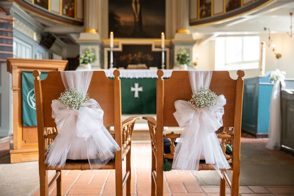 Geschmückte Stühle für das Brautpaar in der St.-Severini-Kirche Kirchwerder