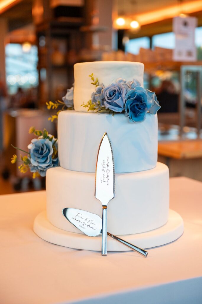 Hochzeitstorte mit blauen Rosen