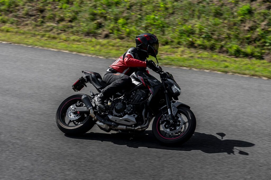 Naked Bike in Schräglage in der Kurve