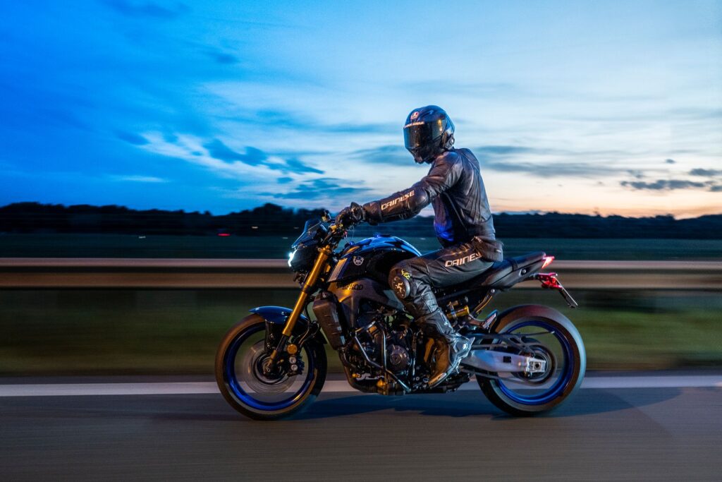 Motorrad als Mitzieher zur blauen Stunde