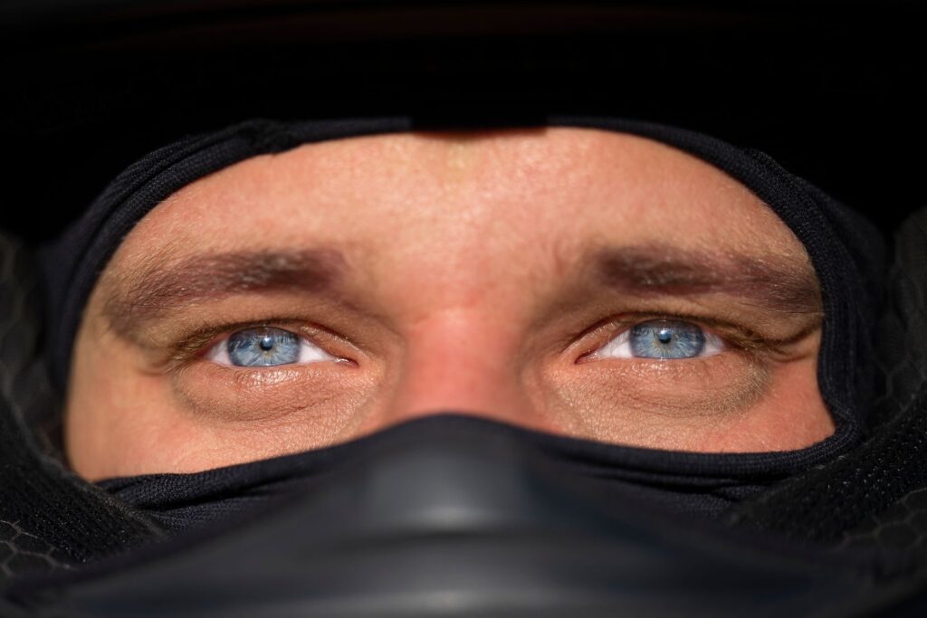 Porträt eines Motorradfahrers, Blick durch das Helmvisier