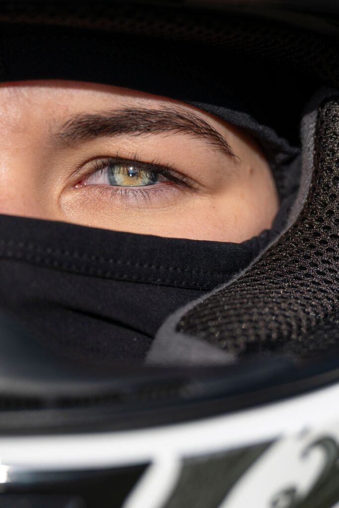 Porträt einer Motorradfahrerin, Augen durch das Helmvisier