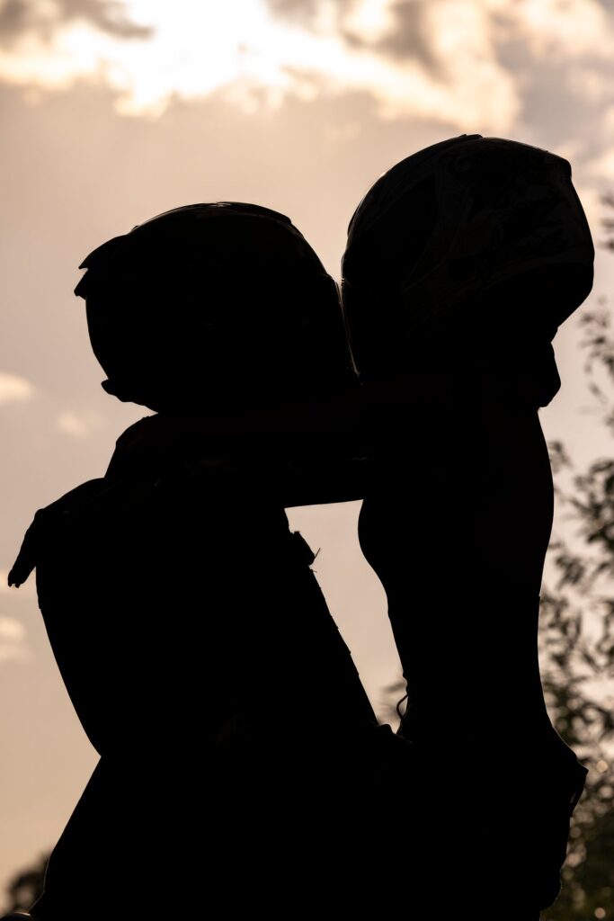 Motorradpaar als Silhouette im Sonnenuntergang