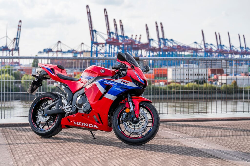 Honda CBR beim Motorradshooting am Hamburger Hafen, seitlich