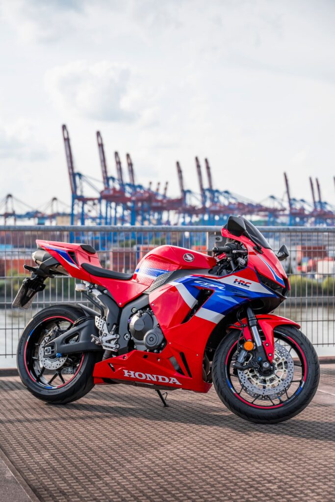 Honda CBR beim Motorradshooting am Hamburger Hafen