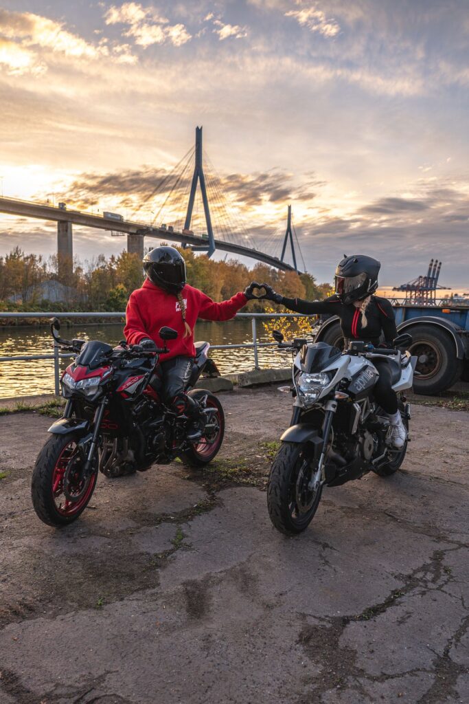 Motorradshooting an der Köhlbrandbrücke im Sonnenuntergang