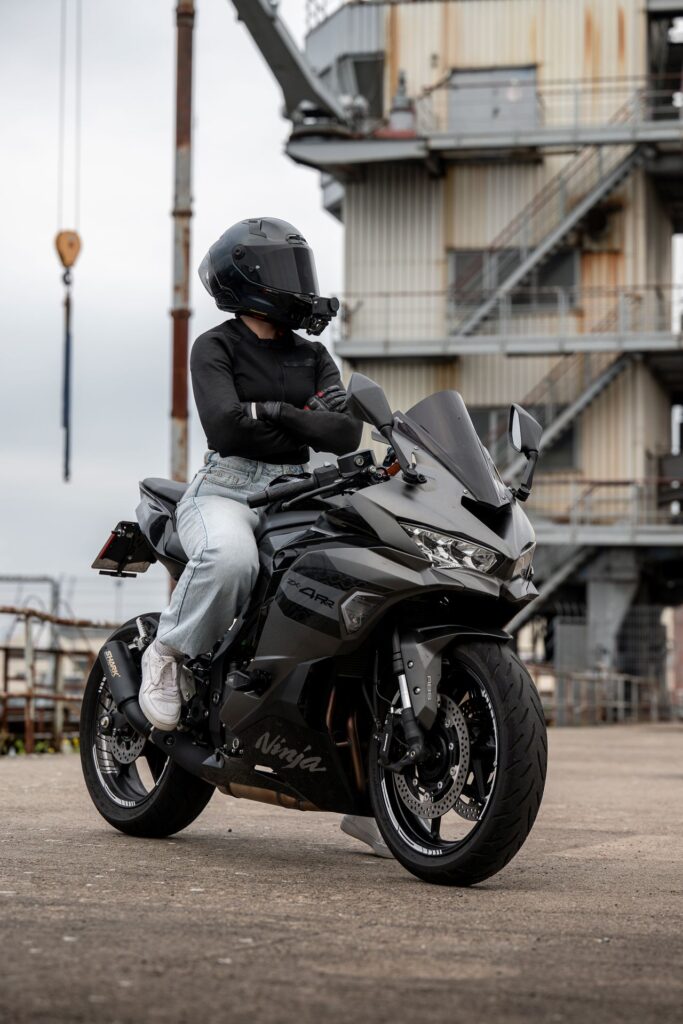 Kawasaki Ninja ZX-4RR vor Industriekulisse