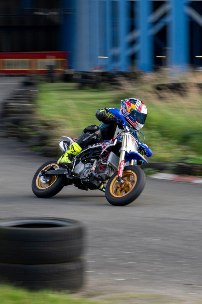 Pitbike-Rennen auf der Kartbahn in der Kurve