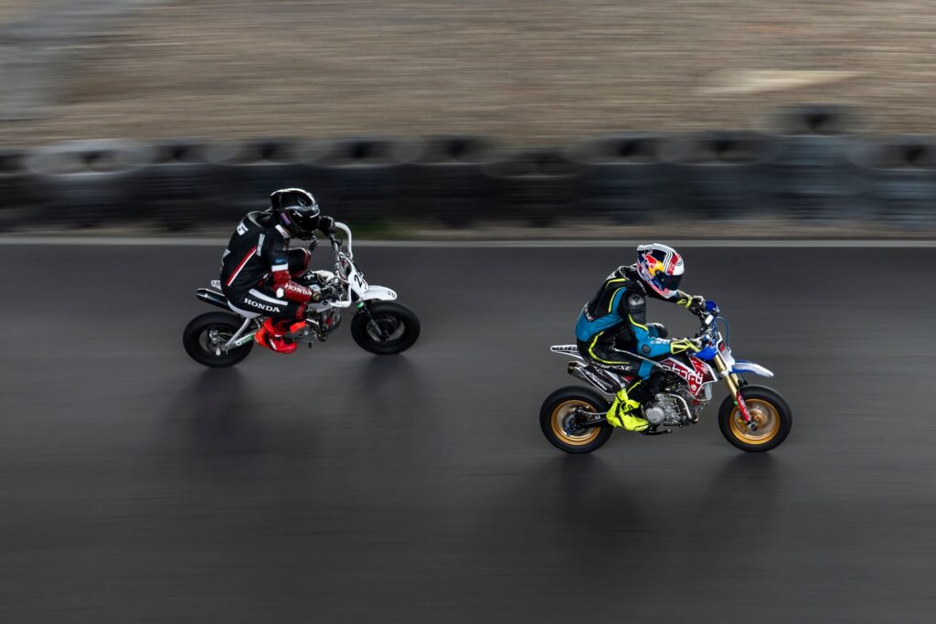 Pitbike-Rennen auf der Kartbahn als Mitzieher