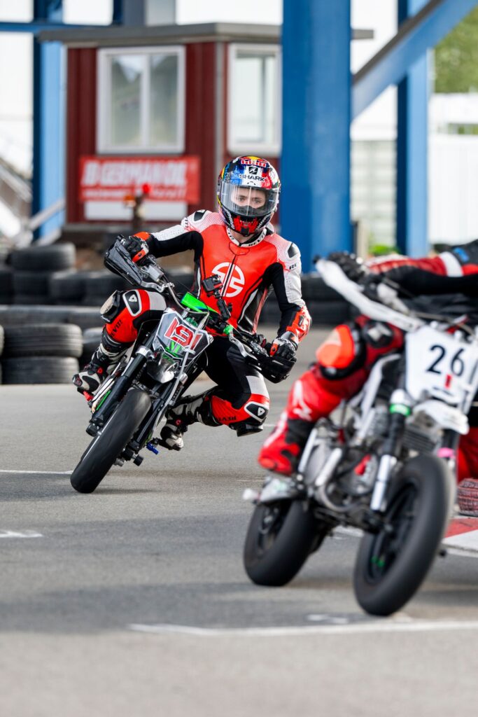 Pitbike-Rennen auf der Kartbahn, Zweikampf