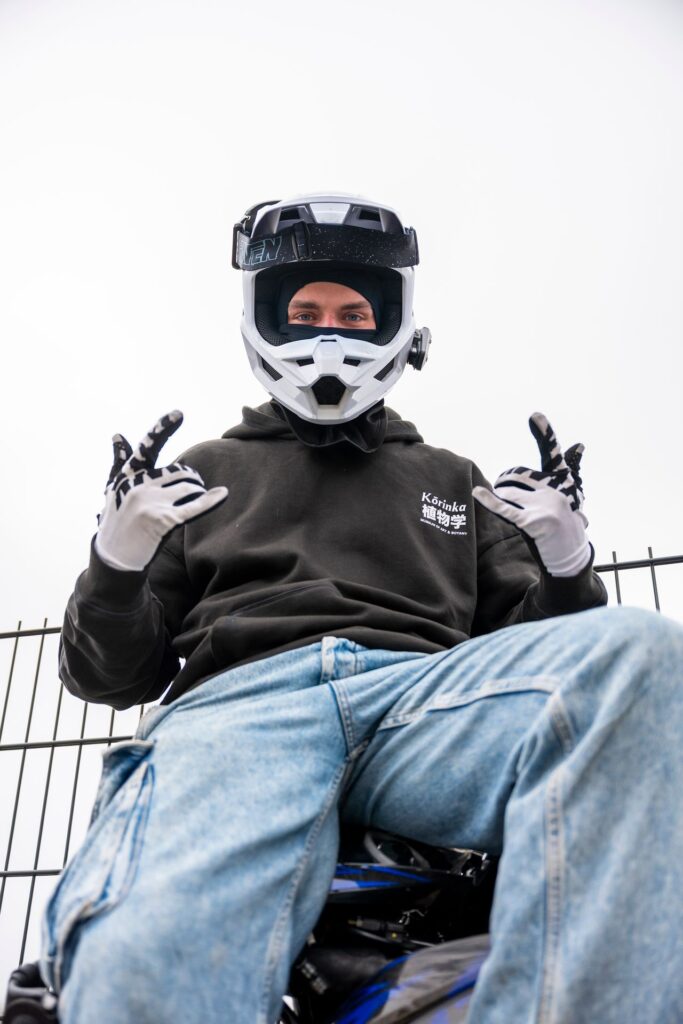 Porträt eines Supermoto-Fahrers mit Crosshelm