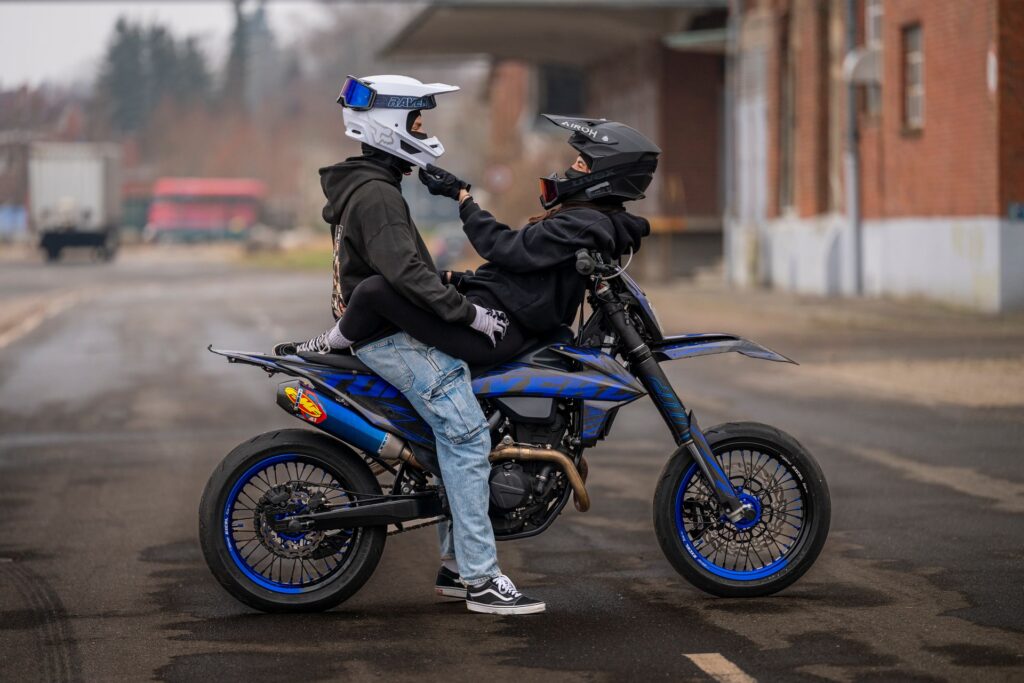 Supermoto-Paarshooting mit Sozius